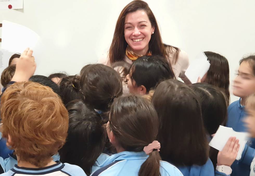 Luz Rello, fundadora de la organización Change Dyslesxia, rodeada de niños.
