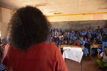 Asha imparte un taller en Nairobi (Kenia) a niñas con riesgo de sufrir ablación.