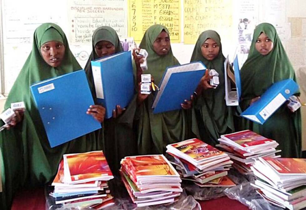 Niñas asisten a uno de los talleres que imparte la ONG.