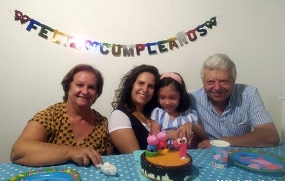 Mercedes, Verónica y José Manuel en el séptimo cumpleaños de Paula.
