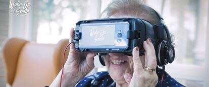 Una de las pacientes en plena sesión de realidad virtual.