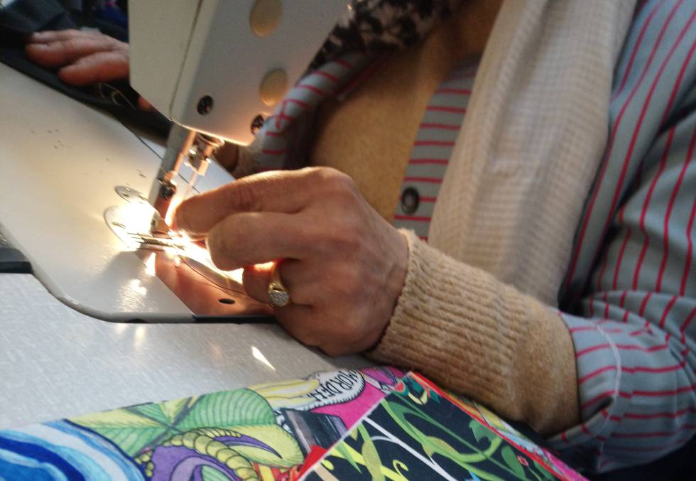 Una mujer trabaja en Bendito bolso.