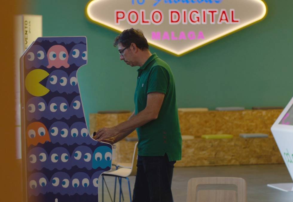 Francesco jugando al Pac-Man.