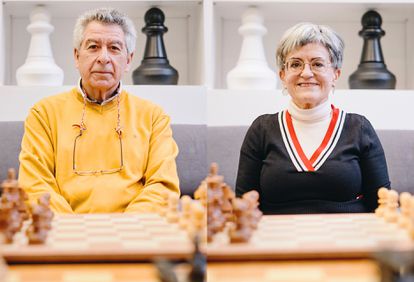Juan Avilés, de 65 años, e Isabel Fortuño, de 69, en Liceum, un gimnasio mental abierto hace un par de años en Madrid.