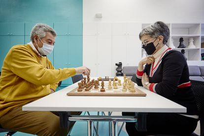 Juan Avilés e Isabel Fortuño jugando una partida de ajedrez.