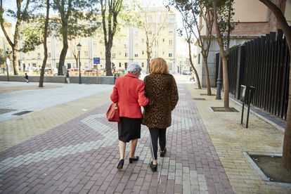 Irune Elosegui y Felisa Rey caminan por la plaza de Rutilio Gacís (Madrid).