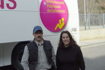 El ahora conductor Aleix Gistau y la compañera bibliotecaria Leo Canut, tándem responsable del bibliobus leridano Pere Quart. CEDIDA