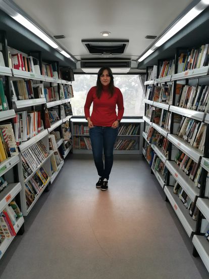Sara Calvo, bibliotecaria de 39 años, fotografiada en uno de los vehículos del servicio en León. CEDIDA