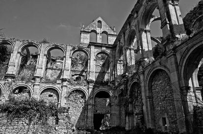 Fotografía del monasterio tomada hace una década por el fotógrafo burgalés Alberto Uyarra. La vegetación inundaba el claustro y muchos elementos arquitectónicos estaban derruidos. ALBERTO UYARRA