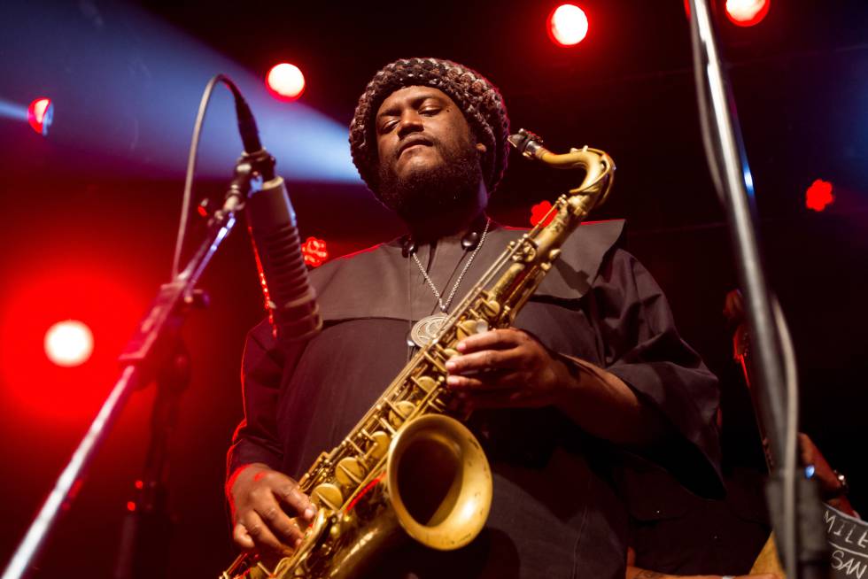 El saxofonista Kamasi Washington durante un concierto.