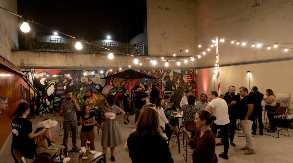 Los asistentes degustan el calamar durante la cita organizada por Cervezas 1906.