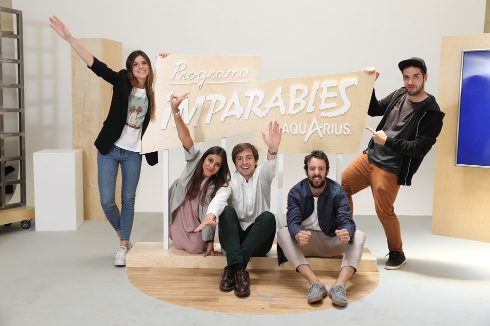 Cinco jóvenes emprendedores de éxito acompañan en todo momento a los cinco finalistas sénior seleccionados, que reciben la formación clave para desarrollar su proyecto en un amplio espacio de coworking habilitado por Aquarius. Cada finalista recibirá la visita de su mentor en su ciudad de origen, para que entiendan de primera mano la esencia de cada proyecto, y así unir fuerzas para hacerlo realidad.
