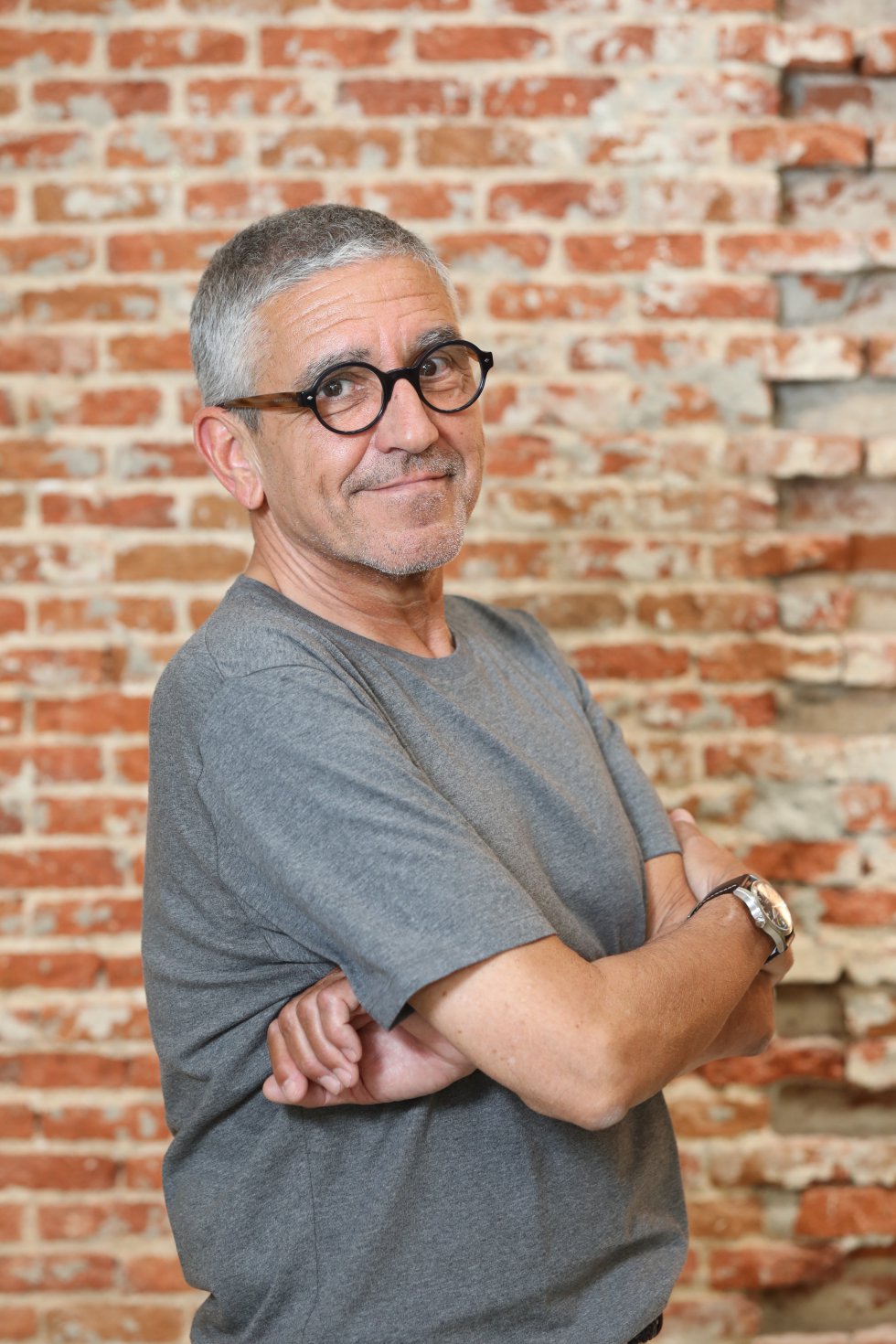 Paco Estrella (63 años, Mataró) ha creado Nuss, con el objetivo de ayudar a pequeños artesanos y diseñadores locales a mantener vivo su oficio de una manera innovadora. Lo hace diseñando productos de iluminación sostenibles y apoyándose en oficios tradicionales, y aspira a colaborar con colectivos en riesgo de exclusión social.