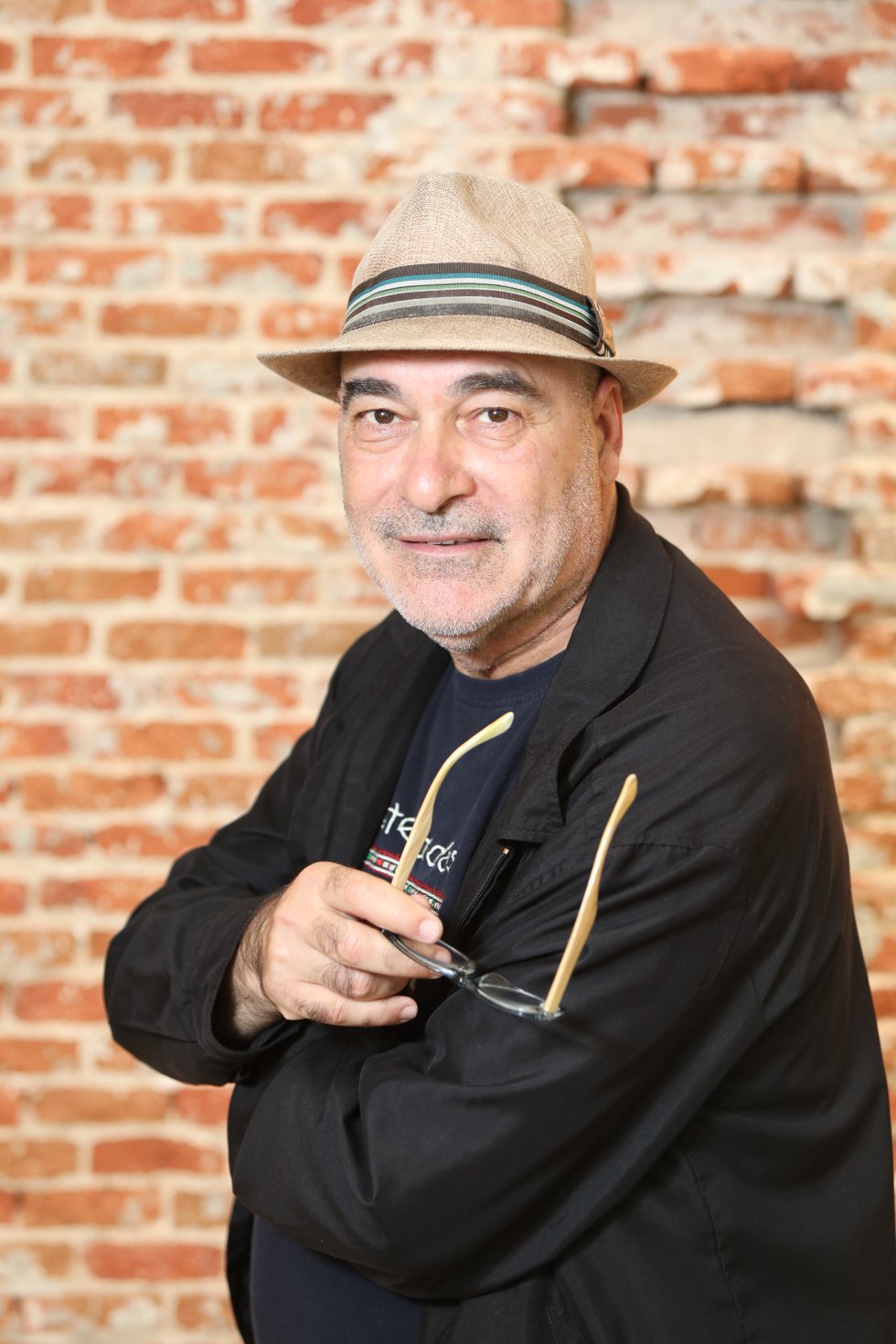 Con su grupo de música Deteriorados, Xaime Fandiño (66 años, Santiago de Compostela) fomenta el envejecimiento activo e intergeneracional. Para ello, da visibilidad al conocimiento sénior poniendo en marcha actividades lúdicas, artísticas y empresariales en las que colaboran personas de diferentes edades, desde los 20 a los 70 años. El proyecto, llamado Vulnerables, cuenta con el respaldo de la Universidad de Santiago de Compostela. 