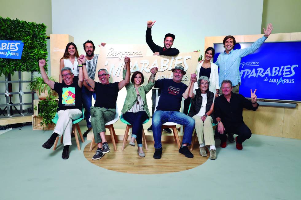 Los cinco finalistas y sus mentores junto al periodista Juan Luis Cano, maestro de ceremonias de la gala final.