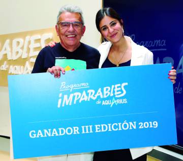 José Manuel de Ben y su mentora, María Fernández-Onieva, con el cartel de ganadores de la III edición.