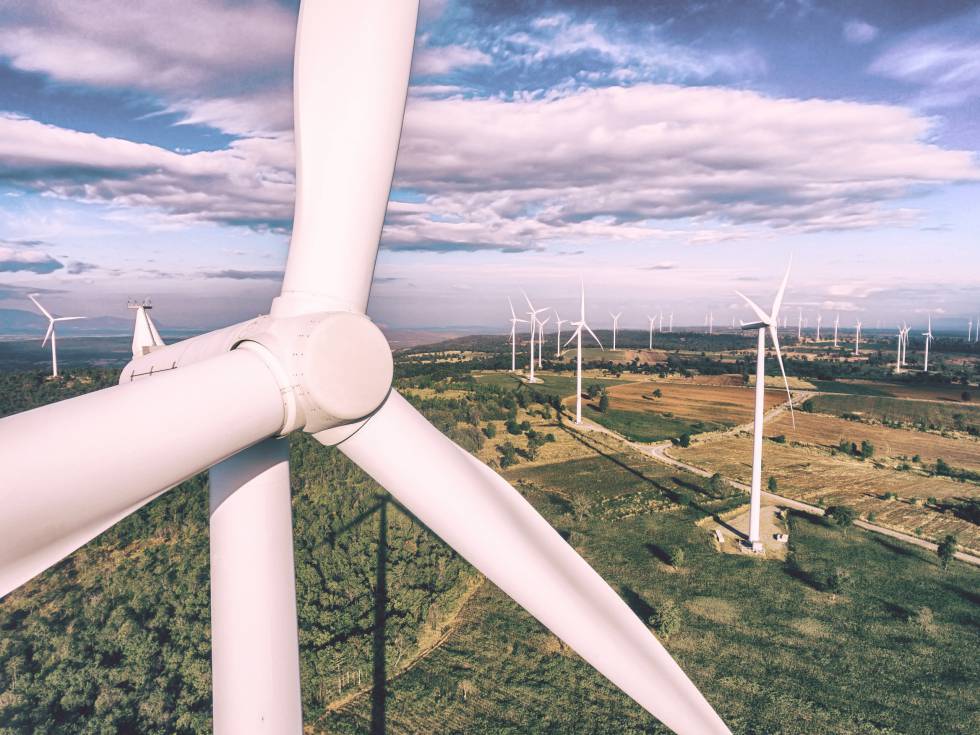 Las energías renovables juegan un papel fundamental en la descarbonización de la sociedad y el desarrollo sostenible.