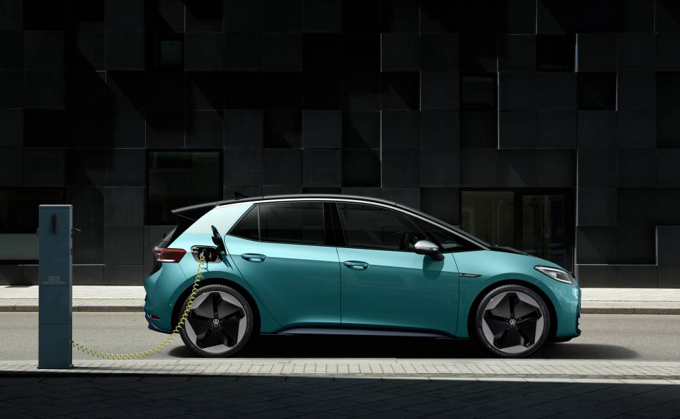 Un coche eléctrico en un punto de recarga público.