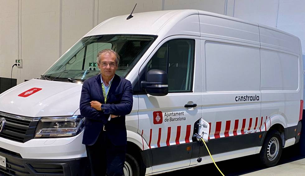 Francisco Ullod junto a uno de los furgones eléctricos de Constraula.