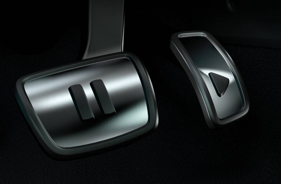 Detalle del pedal del freno y del acelerador del Volkswagen ID.3.