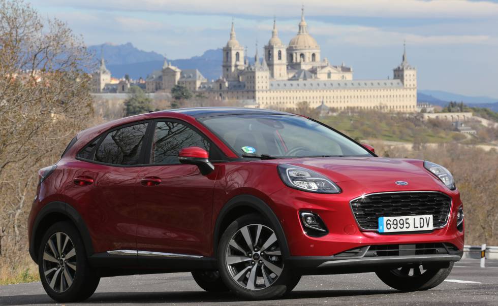 Vista del Monasterio del Escorial, detrás del Ford Puma, desde la ruta Imperial.