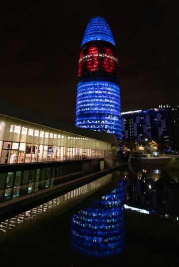 Iluminación especial de la torre Agbar de Barcelona para conmemorar el centenario de Danone.
