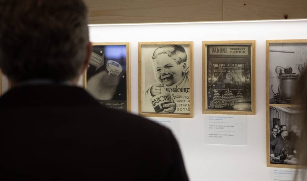Exposición 'Un siglo de la historia del yogur', en el Museo del Diseño de Barcelona.