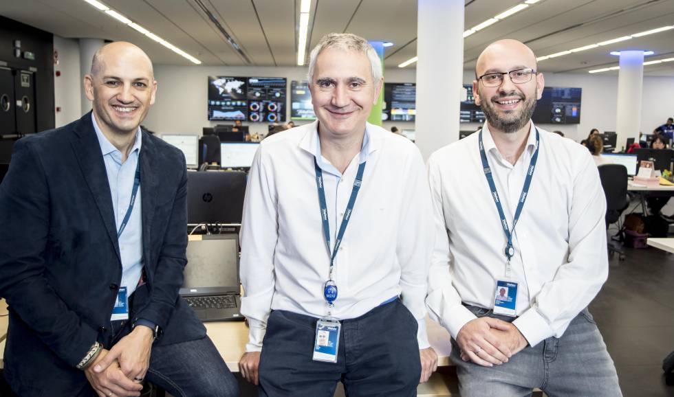 De izquierda a derecha: José Manuel Jiménez, responsable del 'command center'; Raúl Bretón, gerente del SCC, e Ignacio Dorronsoro, responsable del centro de operación de servicios IoT.
