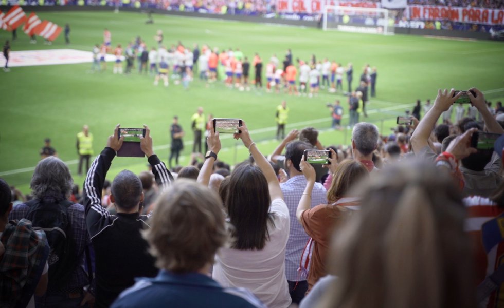 Desde la sala inteligente del Wanda Metropolitano también es posible gestionar la señal de televisión y las conexiones inalámbricas. De esta forma, se garantiza que millones de espectadores puedan disfrutar de un evento desde la comodidad de su hogar y sin interrupciones. De igual forma, los asistentes al estadio pueden estar siempre conectados e interactuar con sus dispositivos móviles en determinados momentos, como cuando se marca un gol. La capacidad del recinto ha sido puesta a prueba en la final de la Champions League de 2019 entre el Tottenham y Liverpool, con un aforo lleno y millones de personas siguiendo la transmisión.