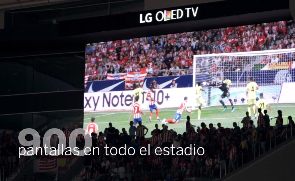 Un mar de pantallas se extiende a lo largo y ancho del Wanda Metropolitano. Son 900 (desde 10 pulgadas hasta 90 pulgadas) y se controlan de forma remota desde el cerebro inteligente del estadio. Cada una de ellas se gestiona de manera individualizada. Fuera del recinto también hay un 'videowall' de 140 metros cuadrados que recibe a los aficionados antes de acceder. "Todas estas herramientas dan al sitio una fuerza de comunicación digital sin límites", agrega el portavoz de Telefónica Empresas. Las capacidades del centro deportivo van más allá. Desde el centro de control es posible que un dispositivo móvil conectado a la red, lógicamente con los adecuados requerimientos de acceso y seguridad, pueda convertirse en una "cámara" y transmitir en directo ya sea en los videomarcadores, LEDs o pantallas de la sala o palcos privados.