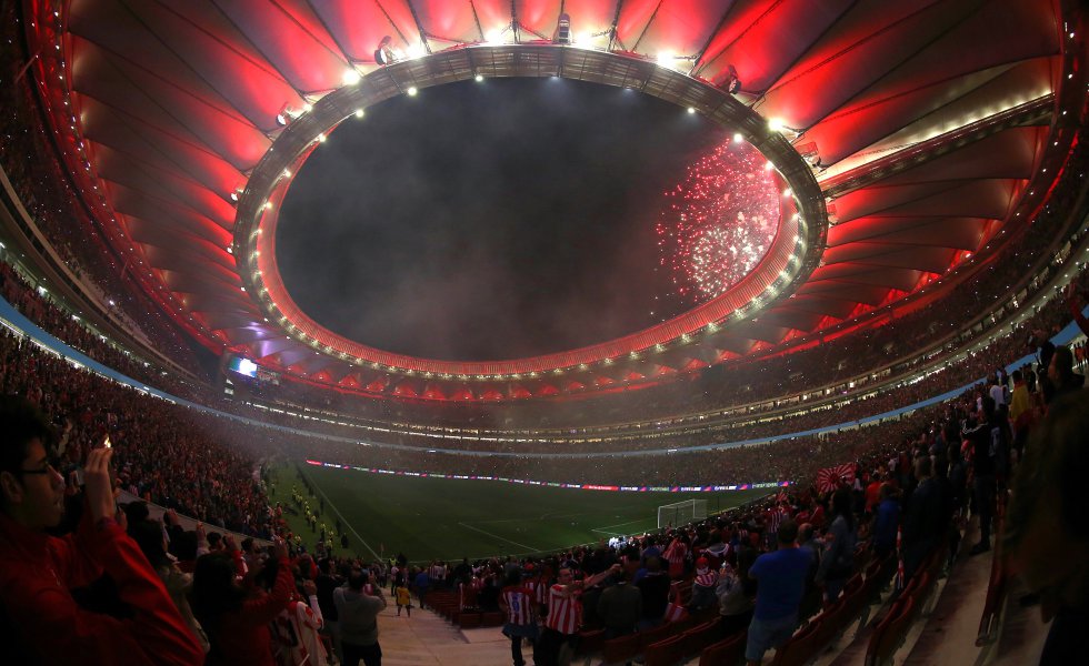 Para el equipo que integra el cerebro inteligente del Wanda Metropolitano, la iluminación y la climatización son de máxima prioridad en cada evento. La instalación consta de 20.257 luminarias y 336 proyectores para el terreno de juego. La combinación de estos elementos posibilita un total de 16 millones de colores y permite que cada espectáculo sea completamente diferente.