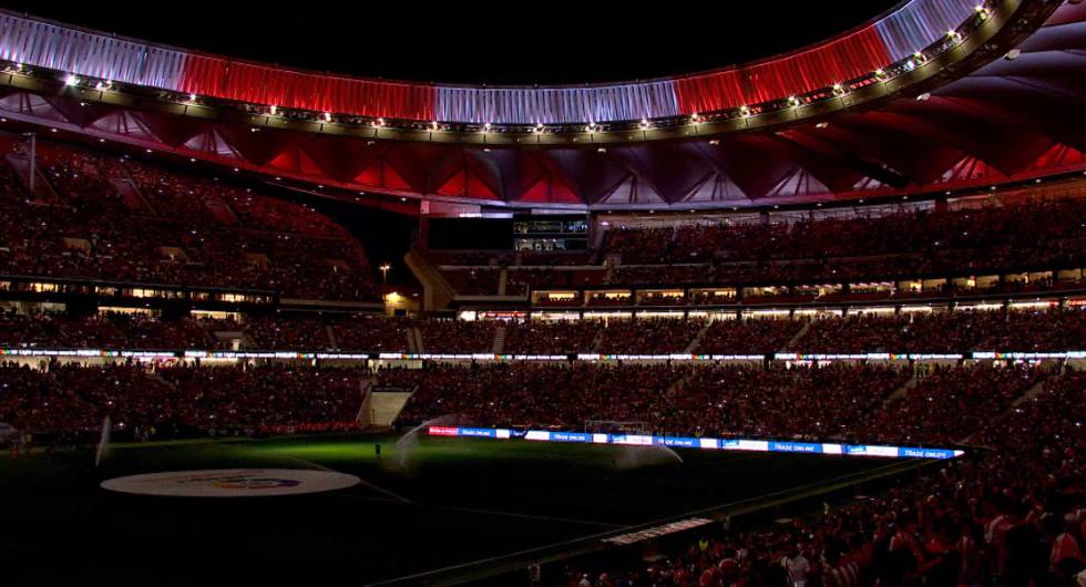 El cerebro inteligente del Wanda Metropolitano se forjó desde su construcción. Para ello fue necesario instalar kilómetros de fibra óptica, que ahora permiten una conectividad de máxima calidad. "El Wanda Metropolitano, además de contar con 86 salas de equipamiento de red conectadas a través de fibra con los CPDs, tiene una doble conexión que nos podría llevar a consumir, según el caso, hasta 10GBps por cada una de ellas. Solo con esta infraestructura se cumplen los requerimientos de la UEFA, el máximo organismo del fútbol europeo, para albergar una final de la Champions League", destaca Abril. La infraestructura de conexión es de tal envergadura que es equivalente a la que tienen algunas zonas con hasta 100.000 habitantes. "Se buscaba algo que cambiara el paradigma de un recinto de espectáculos. Se pasó de algo totalmente analógico, como lo era el estadio Vicente Calderón, a un concepto totalmente digital", dice Canellada.