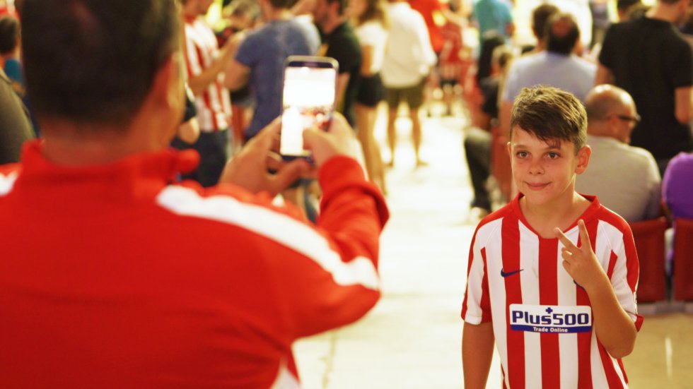 El Wanda Metropolitano está equipado con más de 7.000 puntos de conexión a la red que dan acceso a un sinfín de servicios. En cada barra del estadio, por ejemplo, hay 30 puntos de acceso a internet. Aunado a ello, el Wanda Metropolitano tiene 1.600 puntos wifi (uno por cada 40 personas), disponibles para todo el público. Además, cuenta con una cobertura 4G y pronto cambiará a 5G. La conectividad es de tal potencia que incluso llega a las 1.000 plazas de aparcamiento dentro del propio edificio y a otras 3.000 en el exterior. "Esta potencia fue un requisito del equipo desde que se inició el proyecto", recalca Canellada, de Telefónica Empresas.