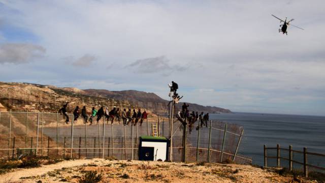 Inmigrantes subsaharianos, atrapados en la valla de Melilla en 2000.