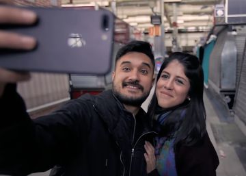 Los venezolanos Anna y Carlos, en un mercado de Madrid. 