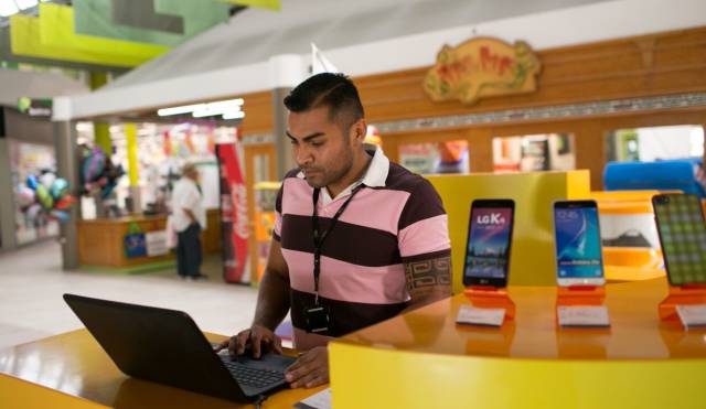 Amed, en el primer empleo con contrato de su vida.