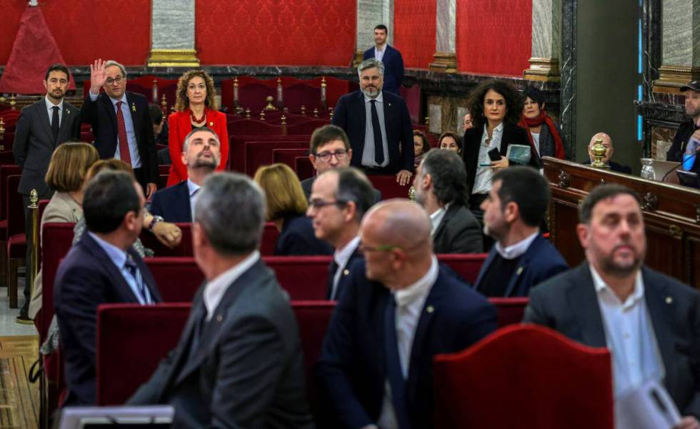 El presidente de la Generalitat, Quim Torra, saluda a los acusados.