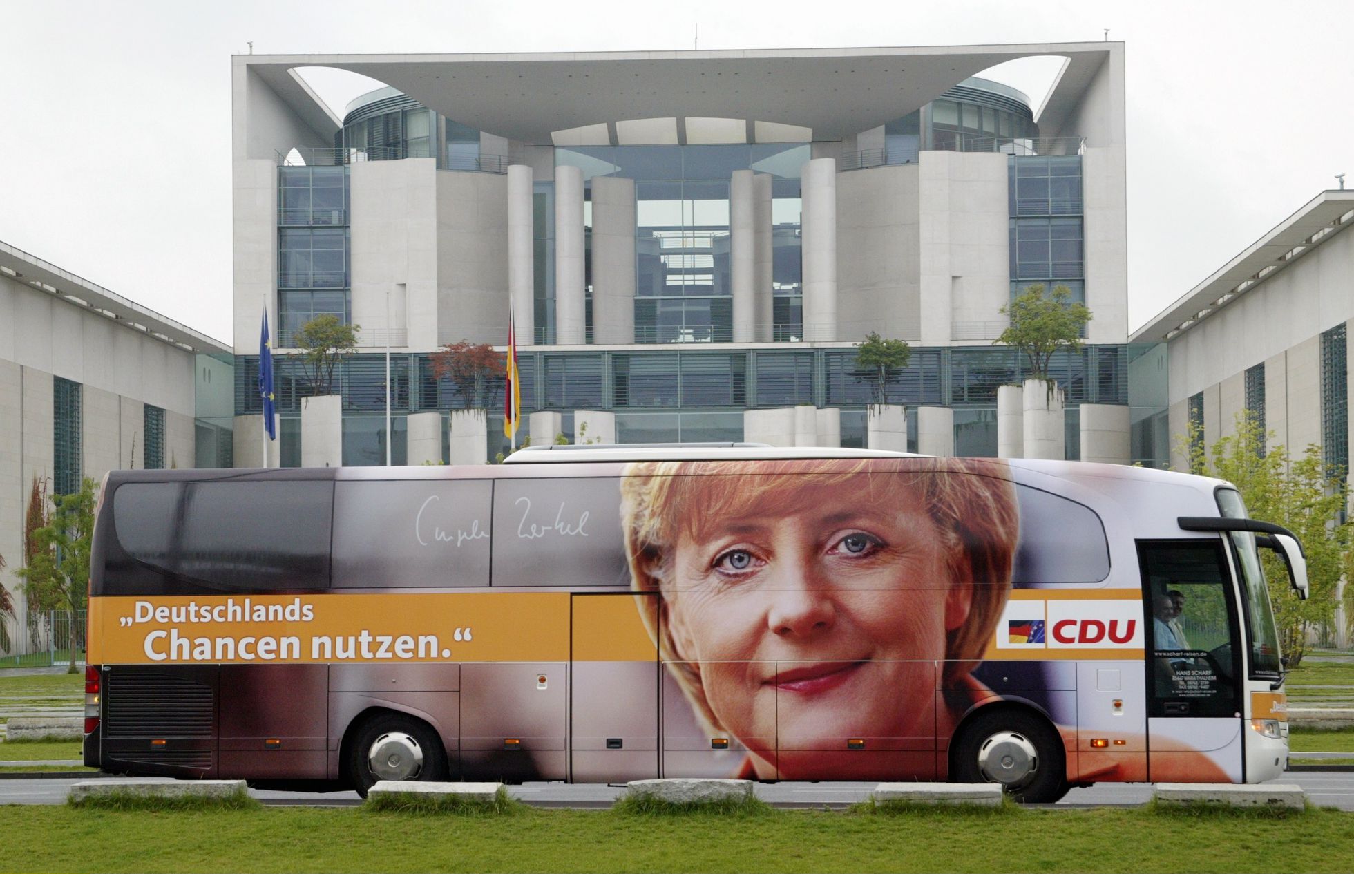 Autobús de campaña de las primeras elecciones de Alemania que ganó Merkel, en 2005. <b>Pulse en la imagen para visitar la fotogalería sobre el legado de la canciller</b>.