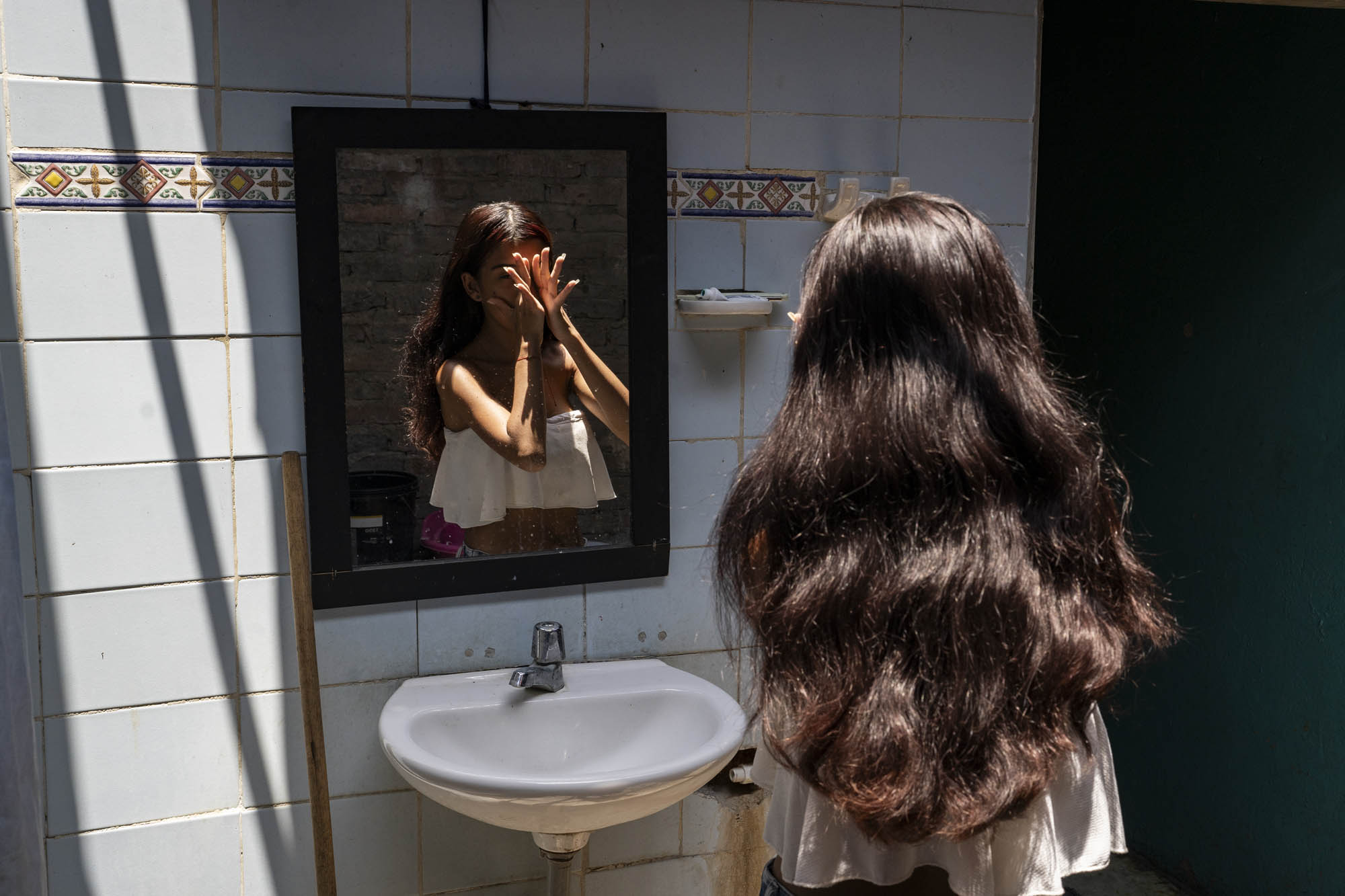 El embarazo adolescente secuestra la infancia - Colombia