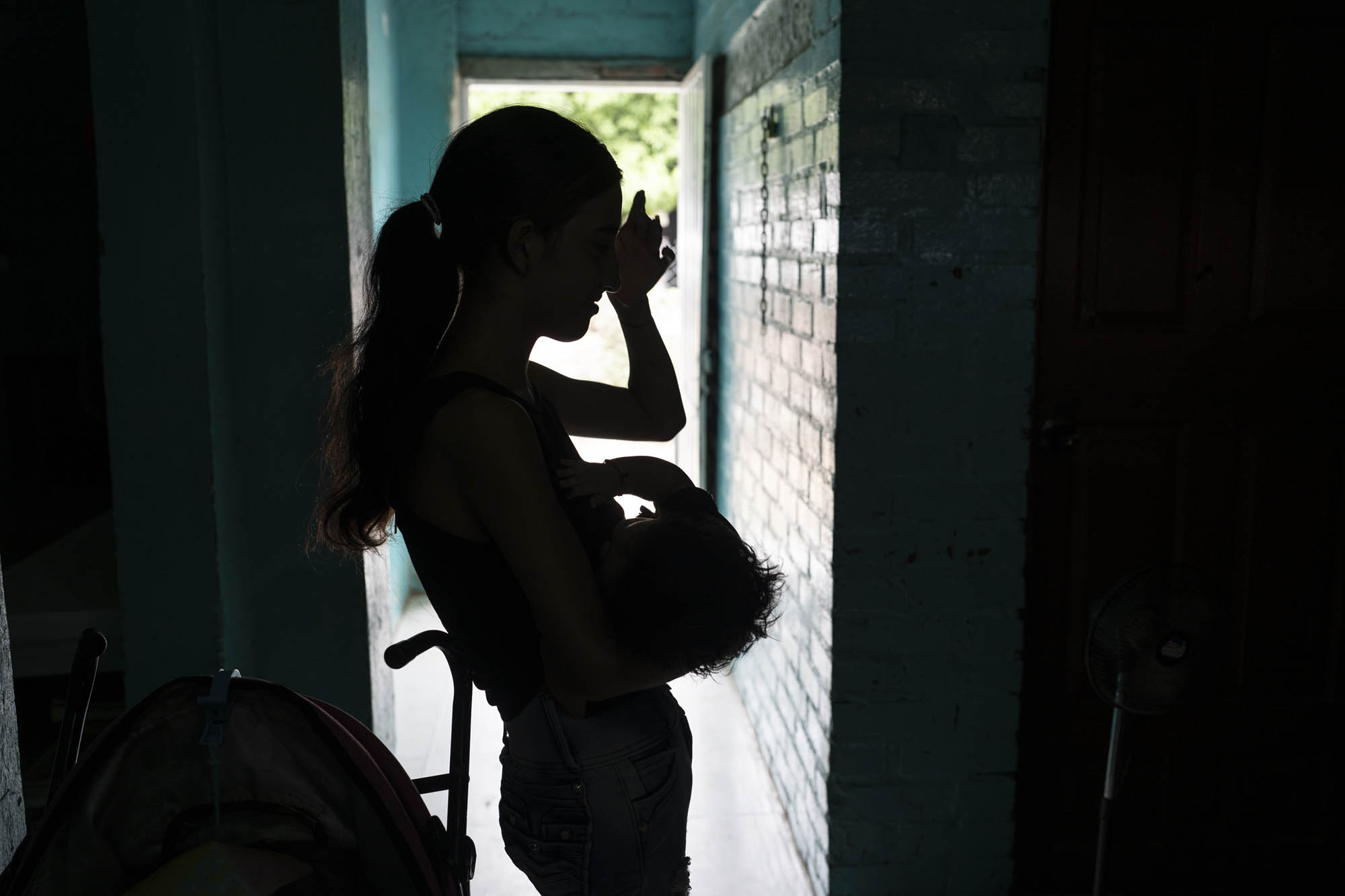 El embarazo adolescente secuestra la infancia - Colombia