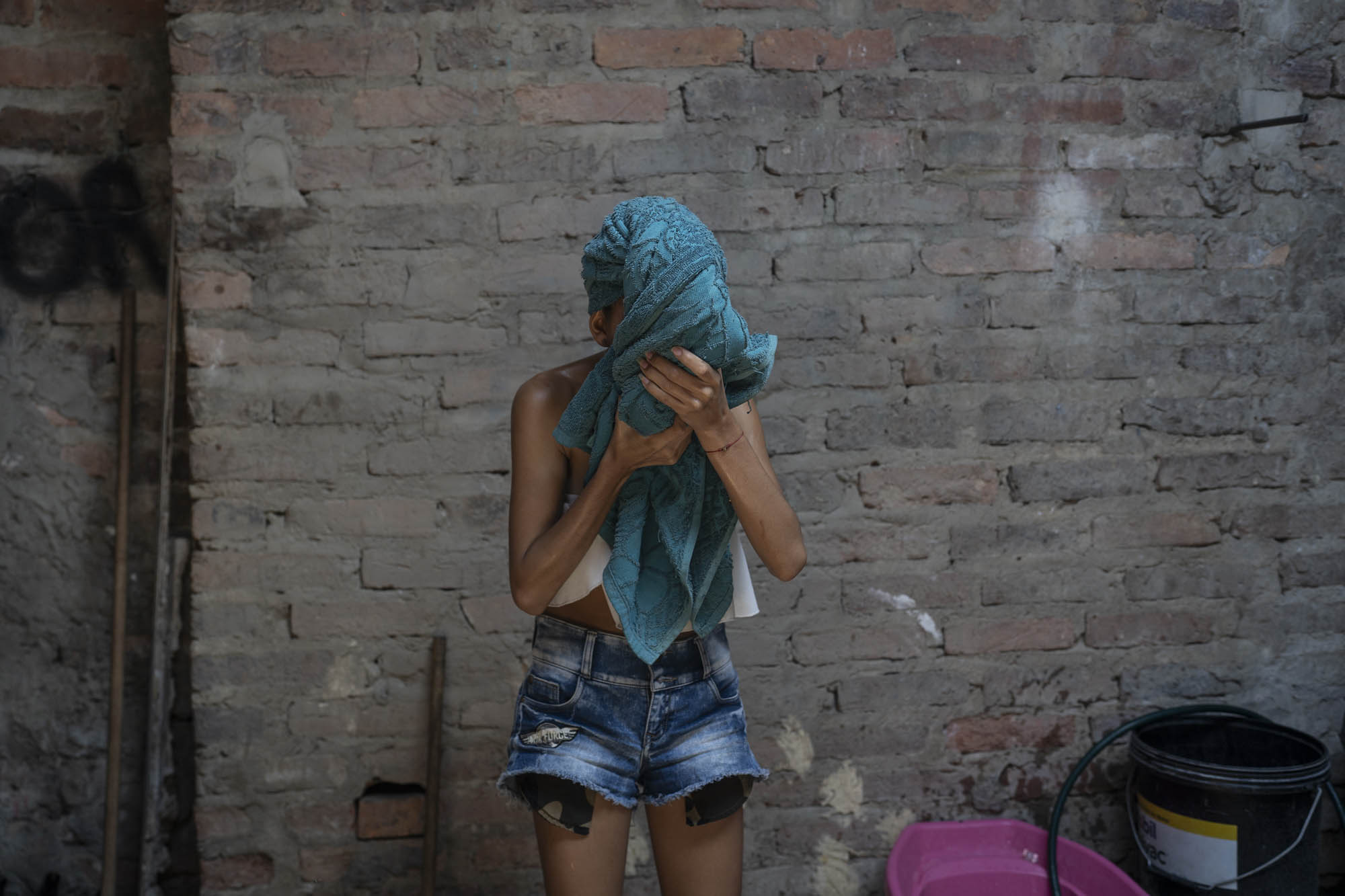 El embarazo adolescente secuestra la infancia - Colombia