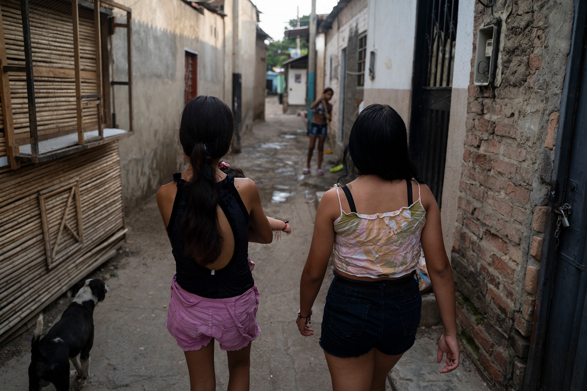 El embarazo adolescente secuestra la infancia - Colombia