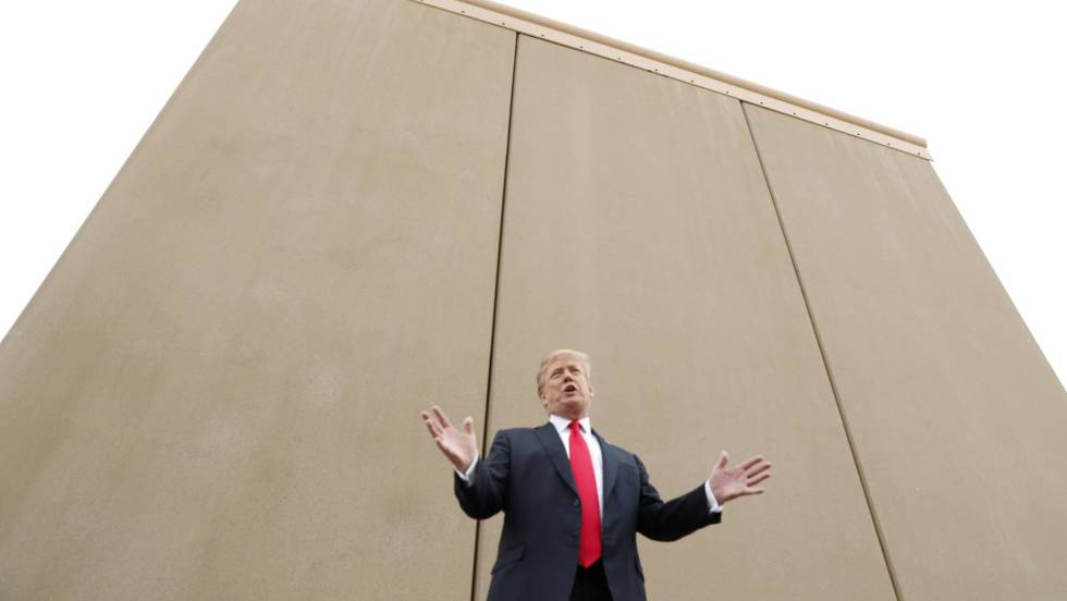 Trump, junto al muro: los inmigrantes “son escaladores profesionales” |  Internacional | EL PAÍS