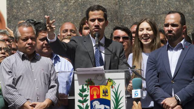 Guaidó llama a la movilización permanente y busca el apoyo militar