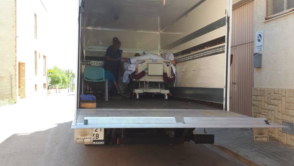 Teofilo Rodriguez El Hospital De Manises Traslada A Casa Al Paciente De 350 Kilos En Un Camion Y Contra Su Criterio Espana El Pais