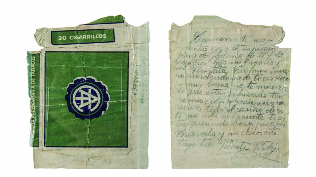 Despedirse de la familia con un mensaje escrito en una cajetilla de tabaco