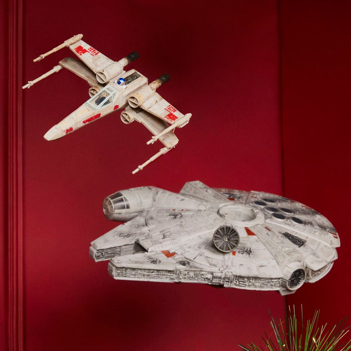 Dos juguetes para amantes de Star Wars: la nave Ala X y el Millennium Falcon, de Hasbro