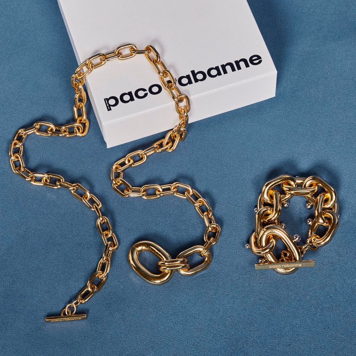 Collar de cadena de oro de Paco Rabanne. Pulsera de eslabones en latón dorado de Paco Rabanne