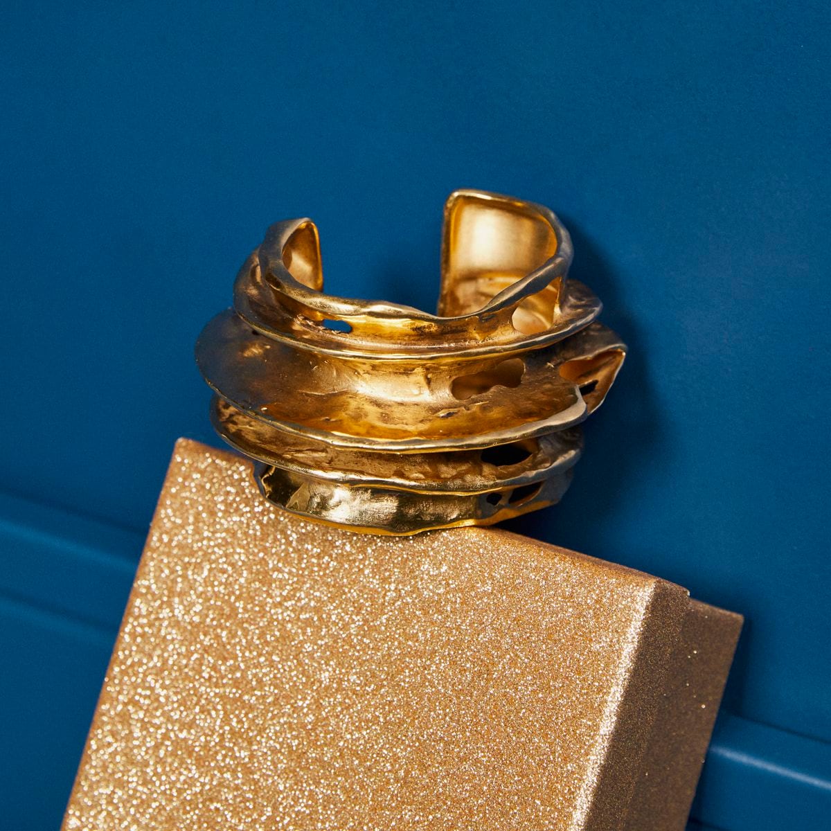 Pulsera en latón de oro de Saint Laurent por Anthony Vaccarello